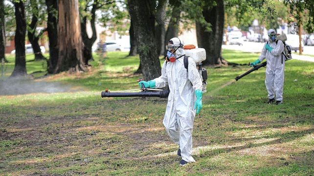 Trabajos de fumigación en la ciudad de Santa Fe