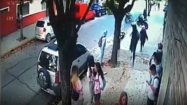 Dispararon en la puerta de una escuela y una bala impactó en la mochila ...