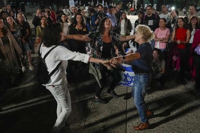 Festejo de mujeres en la calle de Tel Aviv