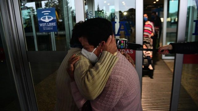ABRAZO ESPERADO. Uno de los emotivos momentos y reencuentros que se vieron el viernes.