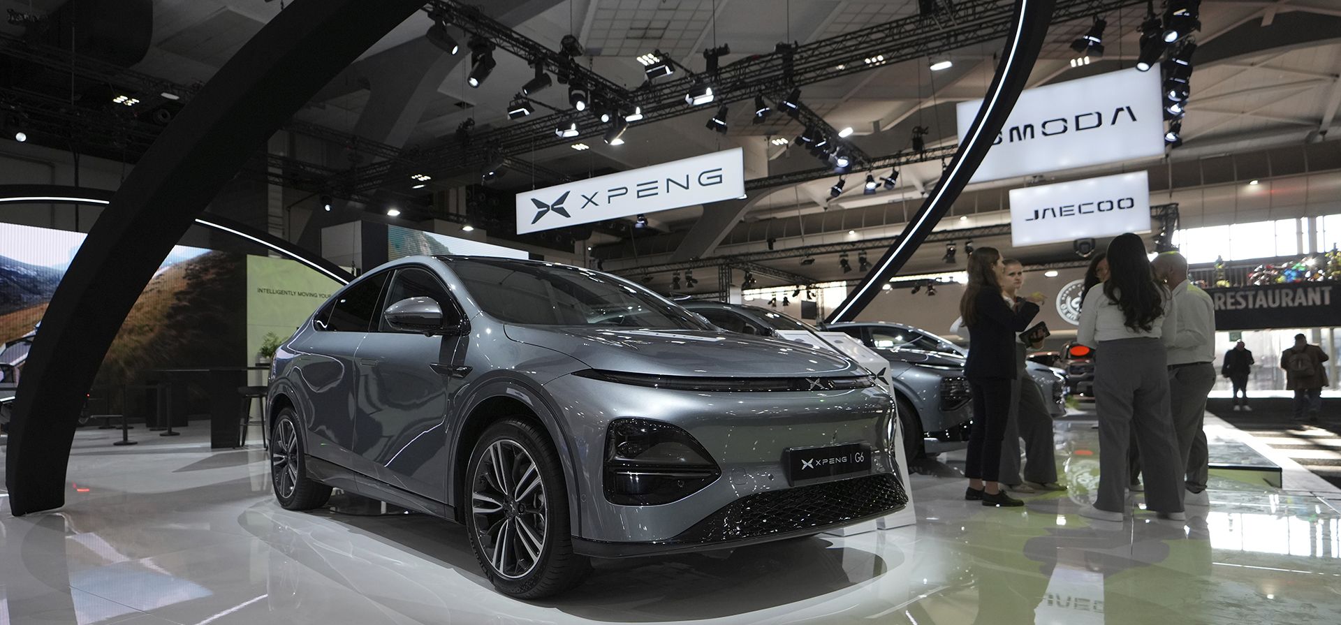 La gente rodea el G6, fabricado por el fabricante de automóviles chino Xpeng, en exhibición en el Salón del Automóvil de Bruselas, el viernes 10 de enero de 2025. (Foto AP/Virginia Mayo) La gente rodea el G6, fabricado por el fabricante de automóviles chino Xpeng, en exhibición en el Salón del Automóvil de Bruselas, el viernes 10 de enero de 2025. (Foto AP/Virginia Mayo)