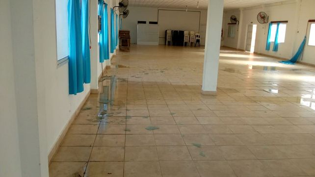 Una salón con algo de agua que se había filtrado durante la lluvia.&nbsp;