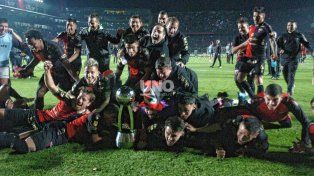 Los festejos de Colón campeón junto a los hinchas. 