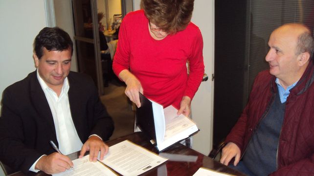 Los dos dirigentes sellaron el acuerdo en una escribanía de la Ciudad de Buenos Aires.&nbsp;