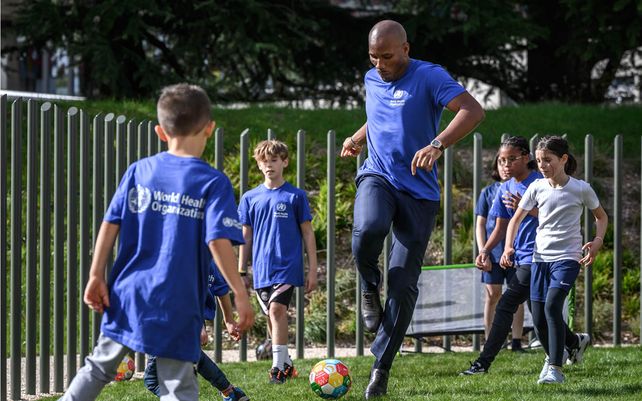La leyenda del fútbol Didier Drogba juega al fútbol con niños después de ser nombrado Embajador de Buena Voluntad para el Deporte y la Salud de la Organización Mundial de la Salud en la sede de la OMS en Ginebra el lunes 18 de octubre de 2021.