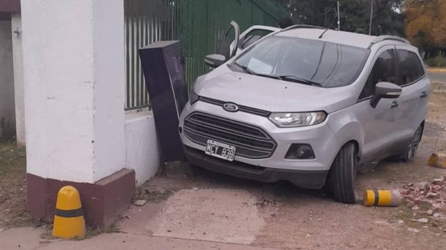 Paraná: conductora alcoholizada chocó contra el Hospital Militar y dejó al nosocomio sin luz