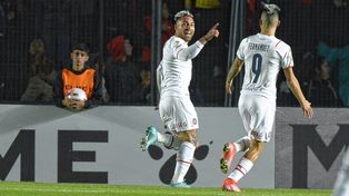Batallini festeja con Fernández el primer gol de Independiente.