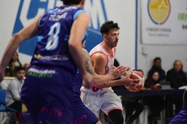 Adrián Boccia trata de penetrar la zona pintada. Provincial venció bien en Curuzú Cuatiá y tiene una gran chance de seguir avanzando en la Liga Federal de Básquet.
