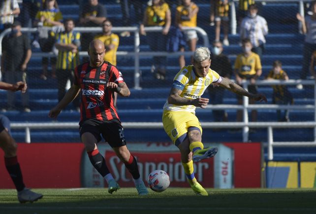 Grata sorpresa. Gastón Ávila despeja ante Patronato. El defensor auriazul integra la nómina para enfrentar a Uruguay y Brasil.