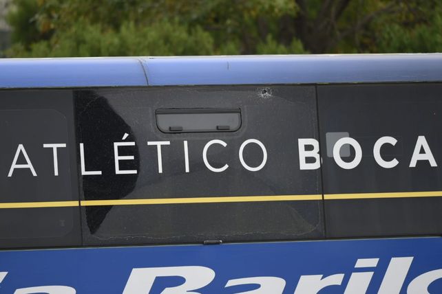 Atacaron a piedrazos al colectivo de Boca a metros del Gigante de Arroyito