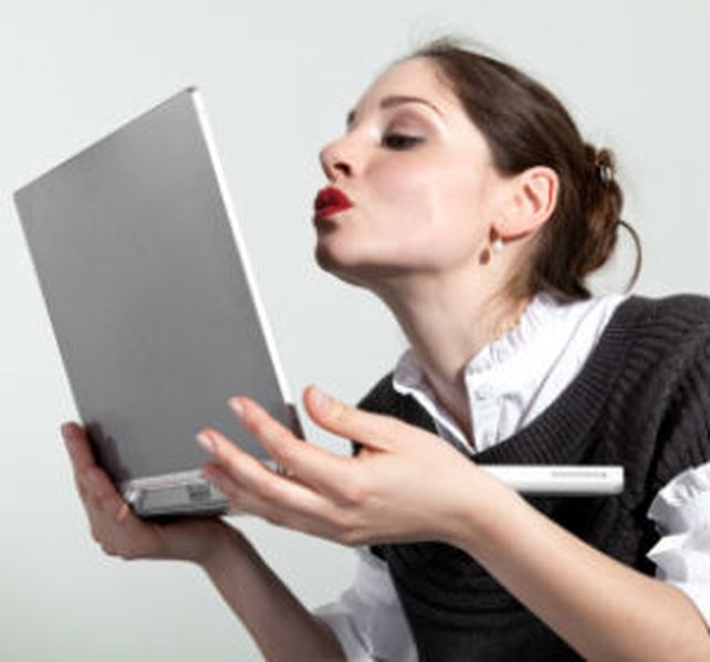 Las redes sociales representan un gran riesgo para las personas que no saben como manejar las emociones que le surgen en internet.