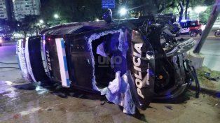 Así quedó el patrullero sobre avenida Alem tras el vuelco. Sus ocupantes fueron trasladados para su atención&nbsp;