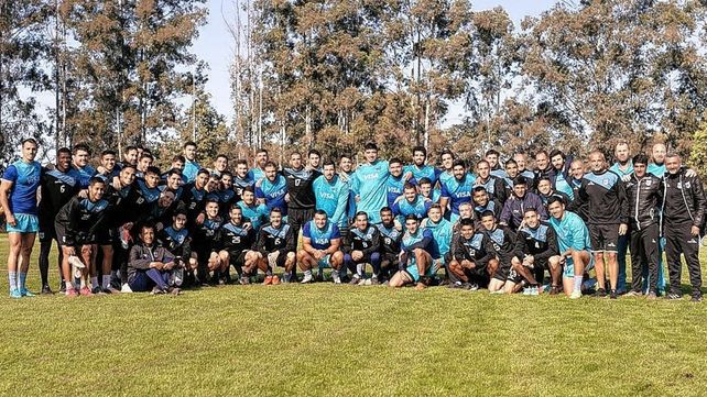 El plantel de Los Pumas que jugará frente a Escocia junto al equipo de Gimnasia y Esgrima de Jujuy. &nbsp;
