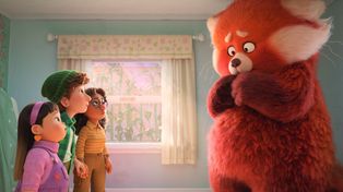 Las amigas miran muy extrañadas a la protagonista convertida en un pintoresco panda gigante.&nbsp;
