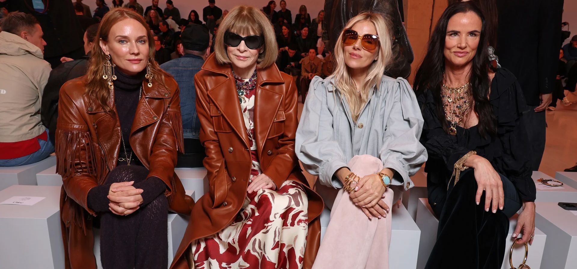(De izquierda a derecha) Diane Kruger, Anna Wintour, Sienna Miller y Juliette Lewis en el desfile de moda femenina primavera/verano 2025 de Chloé en el marco de la semana de la moda de París, París, Francia. Fotografía: Pascal Le Segretain/Getty Images (De izquierda a derecha) Diane Kruger, Anna Wintour, Sienna Miller y Juliette Lewis en el desfile de moda femenina primavera/verano 2025 de Chloé en el marco de la semana de la moda de París, París, Francia. Fotografía: Pascal Le Segretain/Getty Images