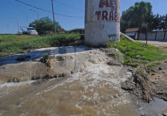 Derrame. Es constante y está ubicado en el ingreso a Alto Verde. UNO de Santa Fe/Manuel Testi