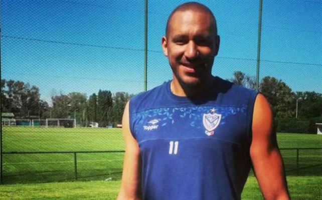 Golazo de media cancha: volvió Jonás Gutiérrez