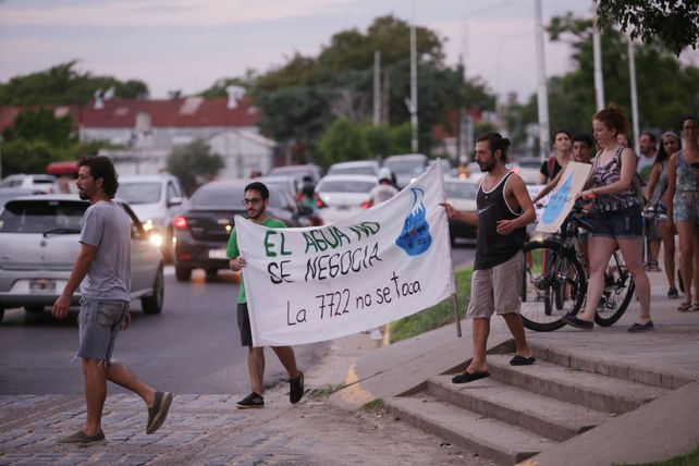 Cruzar la Costanera con tantos autos es un tema para pensar como ciudad.&nbsp;