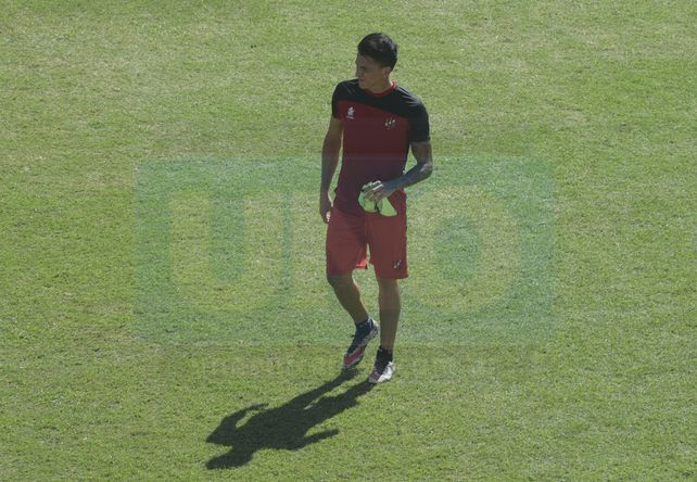 Desde adentro. Por suspensión Gemi observó el último juego por TV. El domingo retornará al campo de juego.&nbsp;