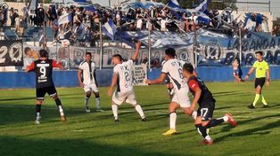 Habilitado. En el minuto 77’, el árbitro Brumer vio posición adelantada de Di Vanni cuando estaba perfectamente habilitado. El delantero marcó el gol y fue anulado.