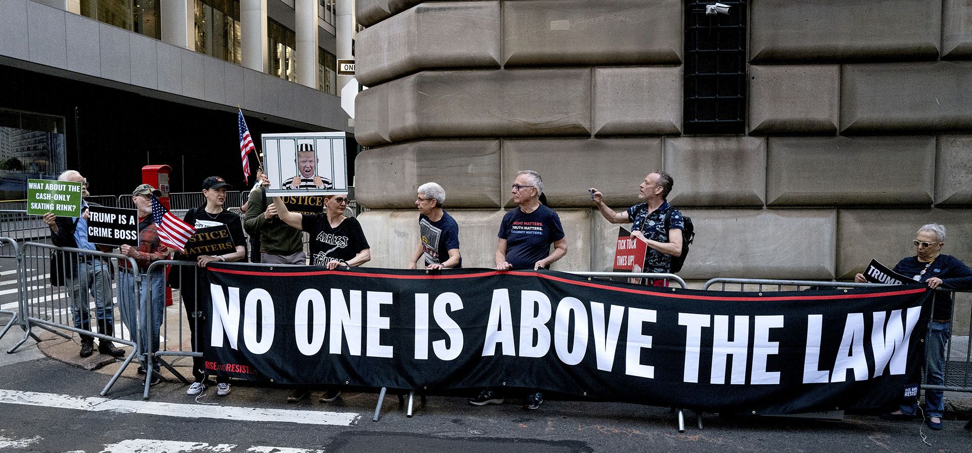 Manifestantes se reúnen antes de que el expresidente Donald Trump llegue en una caravana para una declaración en Nueva York el jueves 13 de abril de 2023. (Foto AP/Craig Ruttle)