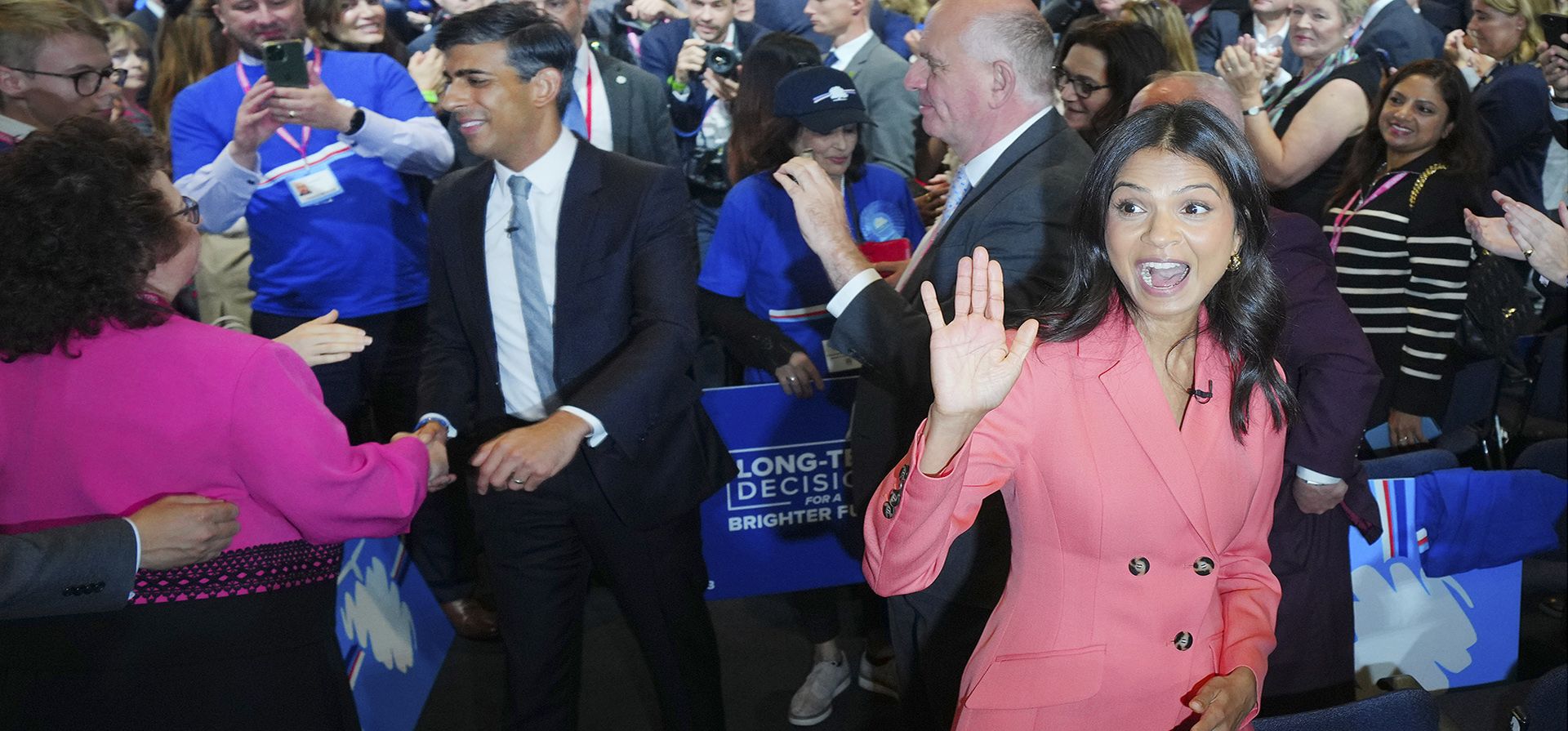 El primer ministro británico, Rishi Sunak, y su esposa Akshata Murty abandonan el escenario después de su discurso en la conferencia anual del Partido Conservador en el complejo de convenciones Manchester Central en Manchester, Inglaterra, el miércoles 4 de octubre de 2023. (Foto AP/Jon Super) El primer ministro británico, Rishi Sunak, y su esposa Akshata Murty abandonan el escenario después de su discurso en la conferencia anual del Partido Conservador en el complejo de convenciones Manchester Central en Manchester, Inglaterra, el miércoles 4 de octubre de 2023. (Foto AP/Jon Super)