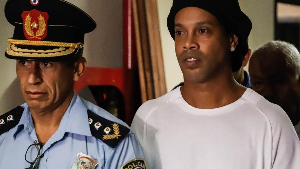 Ronaldinho seguirá preso por varios días más