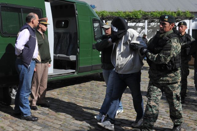 Berni (izquierda) observa la actuación de los gendarmes.