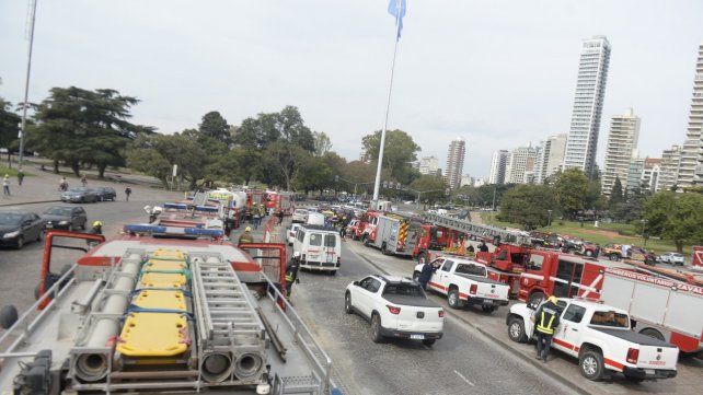 Bomberos voluntarios de distintos puntos del sur provincial realizaron una protesta en el Monumento para exigir la vacuna.