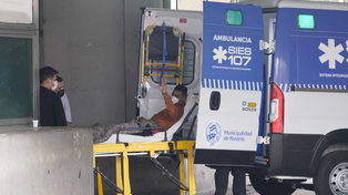 Gabriel Sanabria saluda mientras es subido a una ambulancia para ser trasladado al centro de rehabilitación. Así superaba la etapa más crítica. Este lunes vuelve a San Javier.&nbsp;