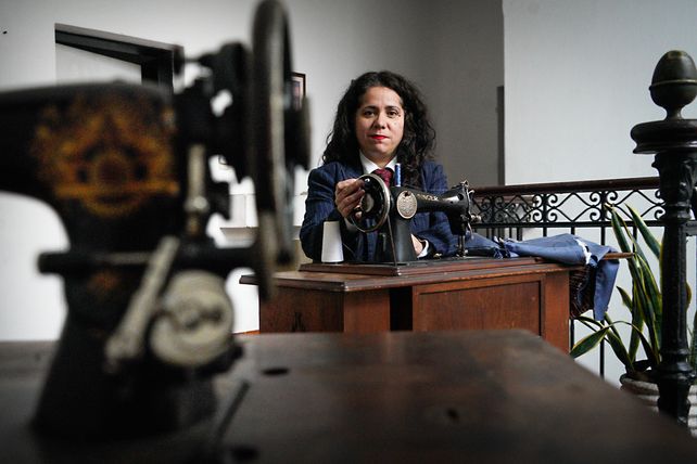 Dinorah Von Reth trabaja en su taller de Paraguay al 100.