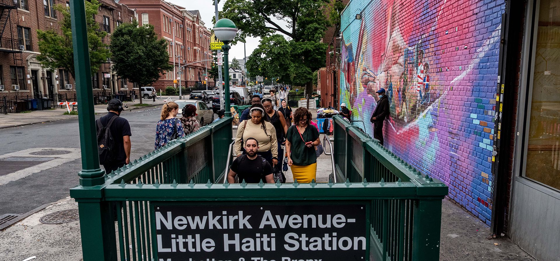 Personas ingresan a la estación de metro Newkirk Avenue-Little Haiti en el barrio de Little Haiti, el martes 28 de julio de 2026, en el distrito de Brooklyn, Nueva York. (Foto AP/Adam Gray)