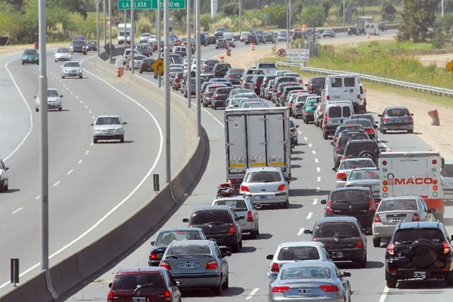 Éxodo de fin de semana largo: restringen circulación de camiones