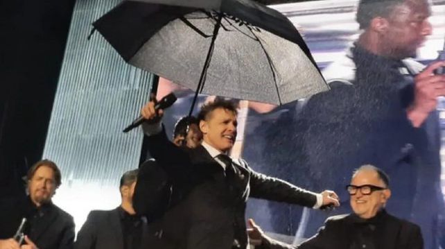 En su gira mundial, Luis Miguel pasó por Buenos Aires y Córdoba, donde deslumbró con su característica voz, a pesar de ciertos inconvenientes climáticos, que no dejaron a las fans muy contentas 