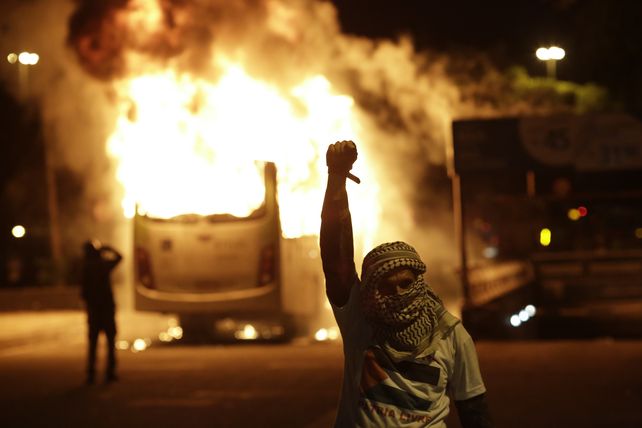 Incendiaron cinco autobuses en Río de Janeiro durante la jornada de huelga contra Temer
