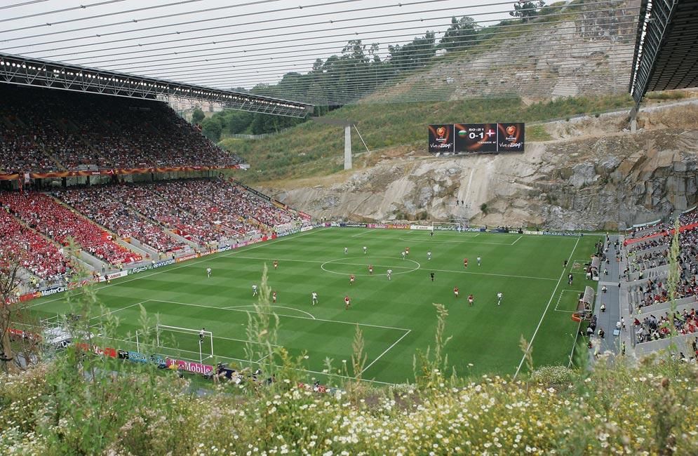 Estadio Municipal de Braga. Este estadio portugués fue utilizado para la Eurocopa 2004. Está tallado en la ladera de una roca en el sitio de una antigua cantera