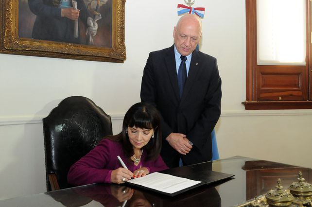 Trimarco firmó un convenio con el gobernador Bonfatti esta mañana.