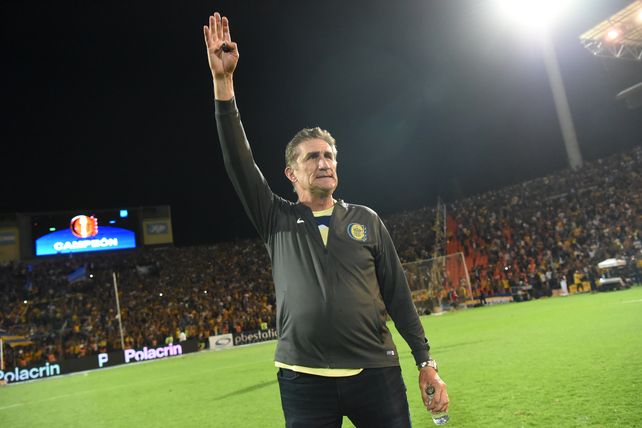 Gran conductor. El Patón Bauza saluda a los hinchas canallas que deliraban en Mendoza.