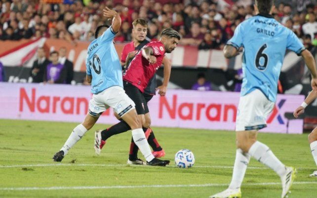 Newells juega en el Coloso ante Belgrano.