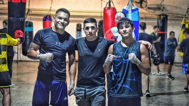 Nicolás Pagliaruzza (al medio) junto con Lisandro Aguirre (izquierda) y Román Peralta (derecha)