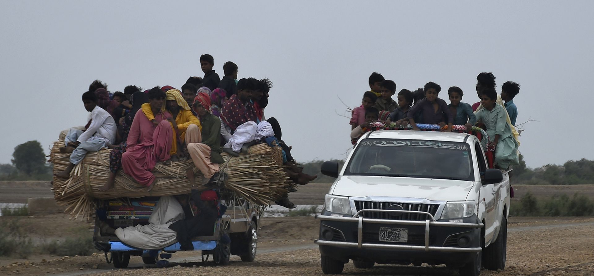 Golarchi, Pakistán. Residentes evacúan de un pueblo costero a medida que se acerca el ciclón Biparjoy. Fotografía: Umair Rajput/AP Golarchi, Pakistán. Residentes evacúan de un pueblo costero a medida que se acerca el ciclón Biparjoy. Fotografía: Umair Rajput/AP