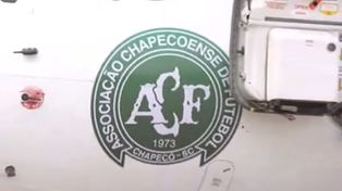 Arriba del avión, el plantel se prestó para una publicidad de terror