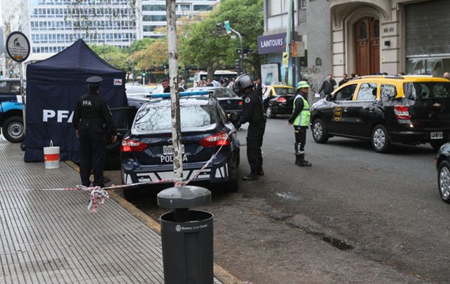 Tragedia. Una carpa de la Policía Federal cubrió el cuerpo de la víctima