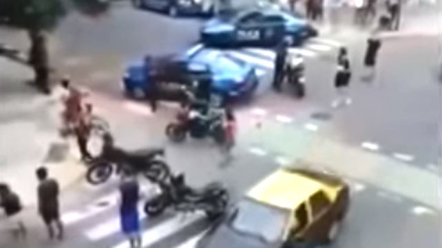 Un patrullero embistió y mató a una chica que iba en moto con su novio