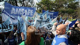 Los docentes inician un paro de 48 horas con una movilización