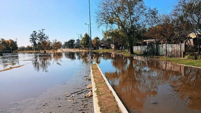 El río comenzó a ganar las calles sobre calle Maipú en la zona de la costanera de Concordia. (Foto Gentileza El Entre Ríos)