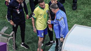 Neymar tuvo que salir antes del partido por un esguince de tobillo.