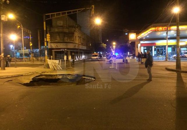 Así está el socavón de Rivadavia y Bulevar