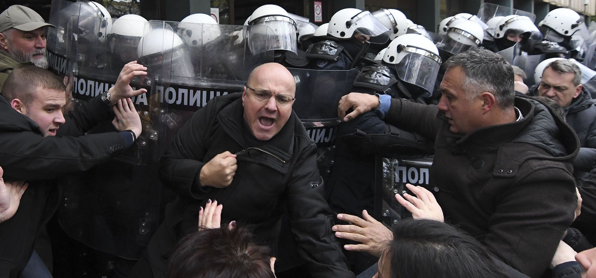 Agentes de policía serbios forcejean con manifestantes que exigen detenciones por un letal derrumbe en una estación de tren en Novi Sad, Serbia, el jueves 21 de noviembre de 2024. (Foto AP) Agentes de policía serbios forcejean con manifestantes que exigen detenciones por un letal derrumbe en una estación de tren en Novi Sad, Serbia, el jueves 21 de noviembre de 2024. (Foto AP)