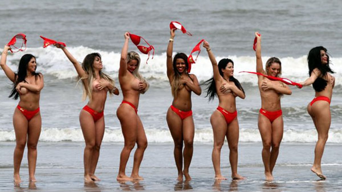 Las finalistas de Miss Bumbum en topless en las playas de Brasil